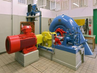 Francisturbine (blau) mit Asynchrongenerator (rot), dazwischen das Getriebe (gelb).