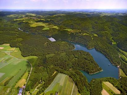 Die Trinkwassertalsperre Mauthaus, auch Ködeltalsperre genannt, liegt in der Mittelgebirgslandschaft des Frankenwaldes.